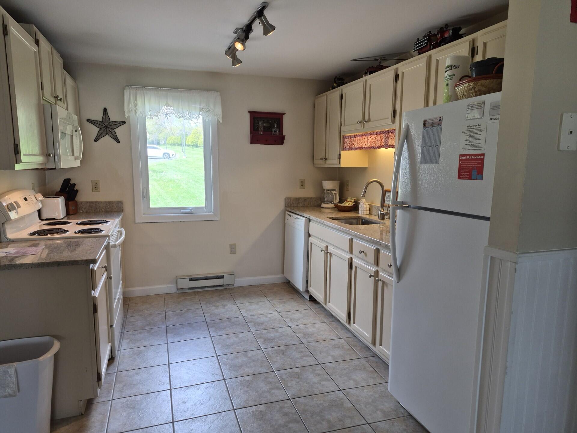 1373 Post Road, Unit 8D Wells, ME 04090 - Photo 2 of 18 FULLY APPLIANCED KITCHEN