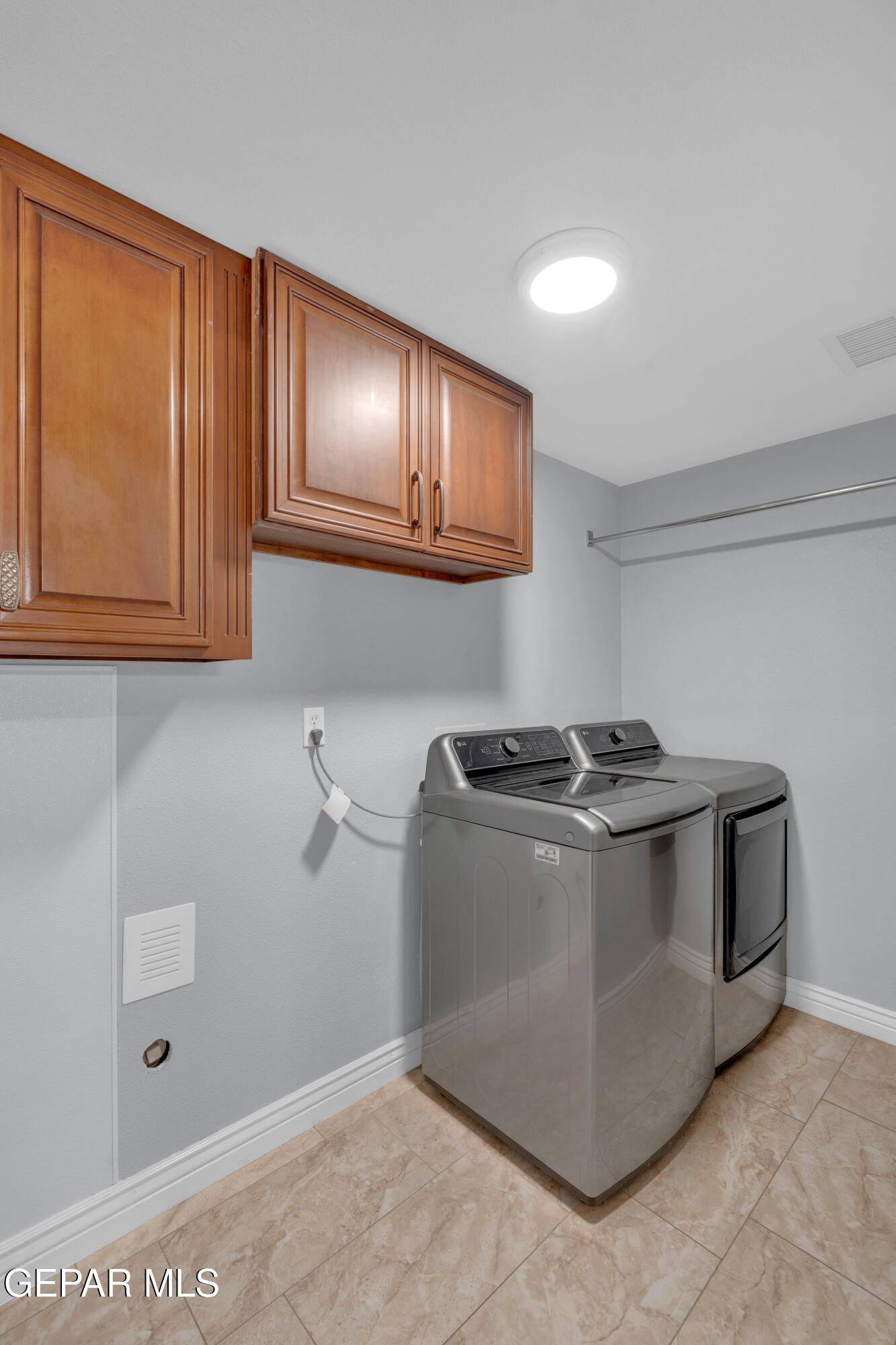 5378 Krag Street El Paso, TX 79938 - Photo 26 of 63 a view of a livingroom with washer and dryer