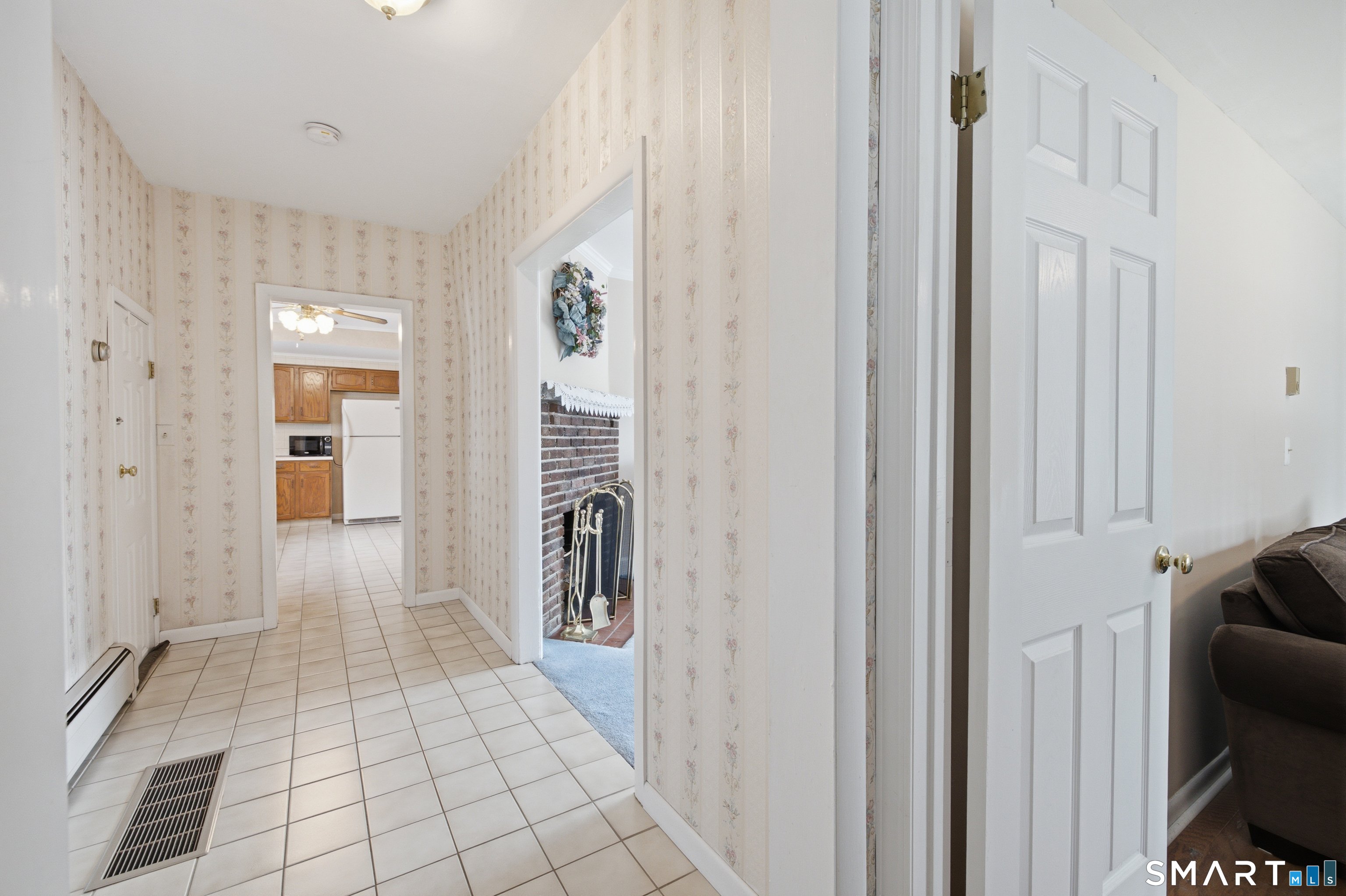 21 Culloden Road Stamford, CT 06902 - Photo 3 of 35 Unit 1 Foyer