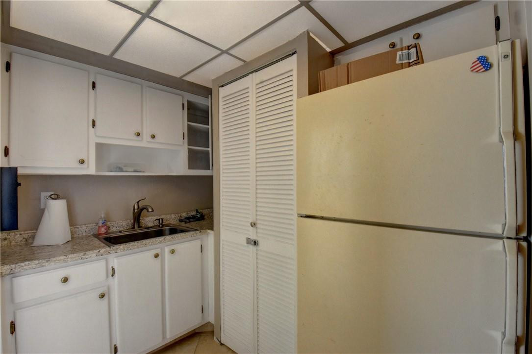 801 North Riverside Drive, Unit 3C Pompano Beach, FL 33062 - Photo 20 of 34 COMMUNITY KITCHEN
