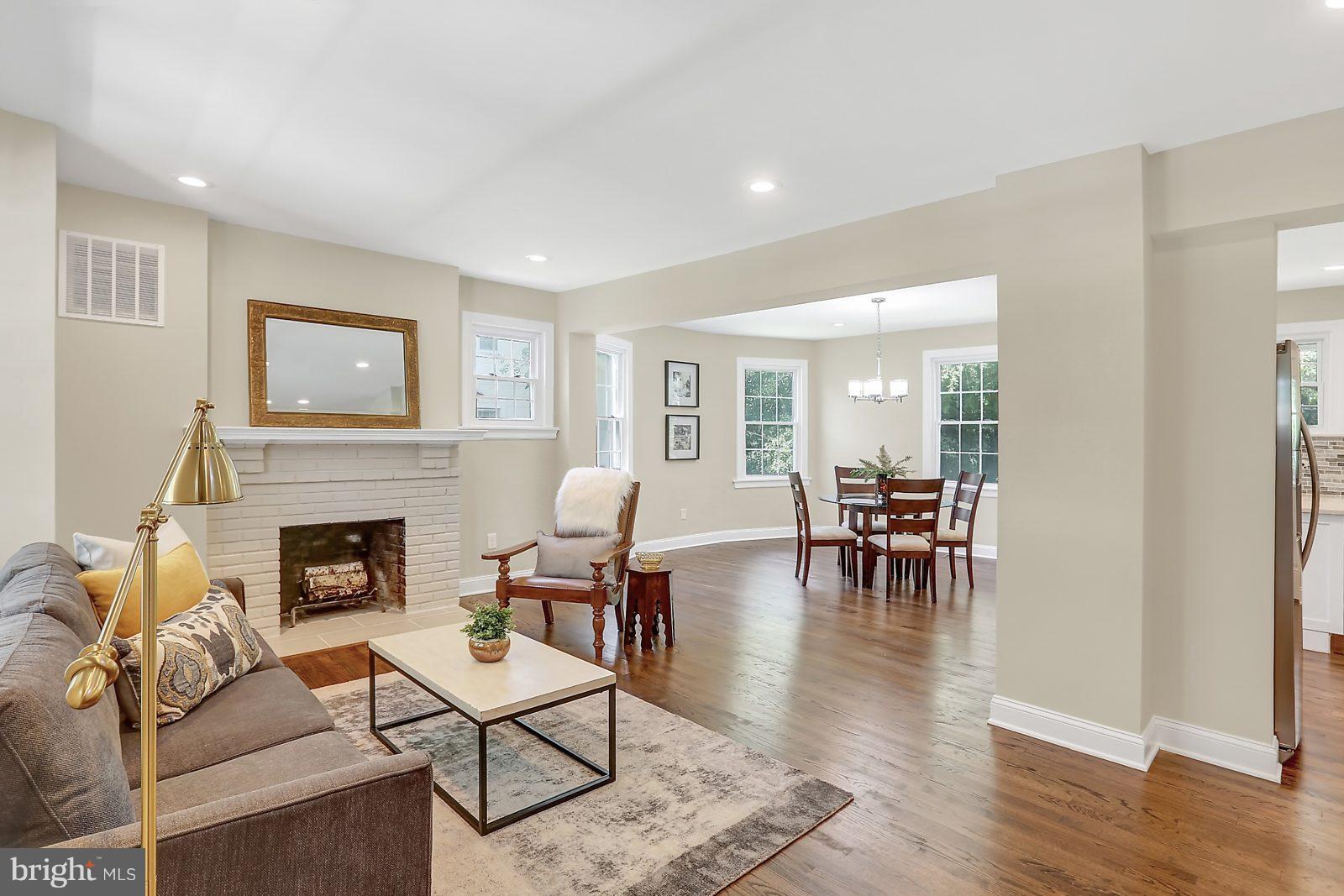 3610 Edgewood Road Baltimore, MD 21215 - Photo 2 of 29 Living Room