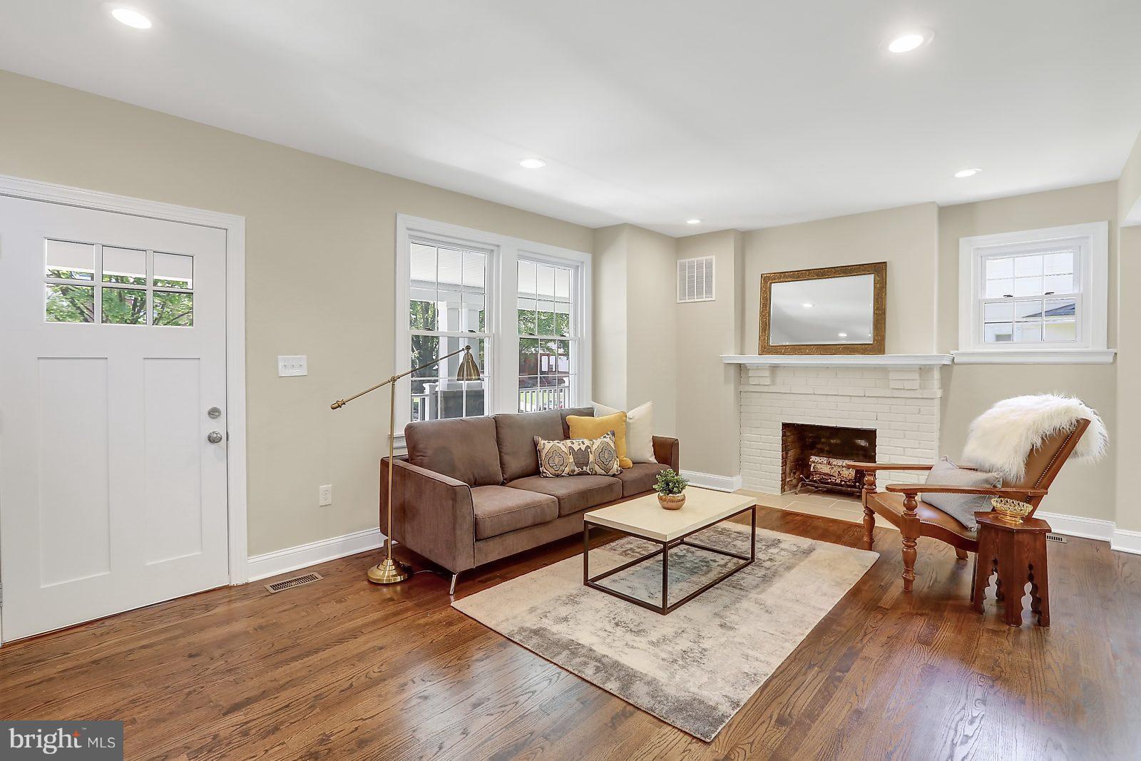 3610 Edgewood Road Baltimore, MD 21215 - Photo 3 of 29 Living Room