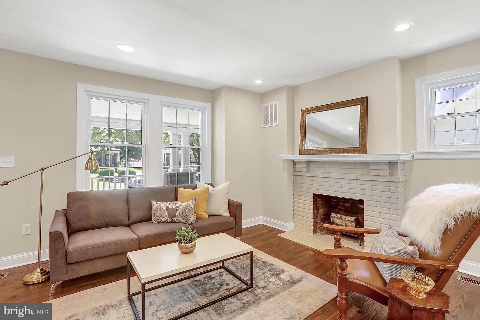 3610 Edgewood Road Baltimore, MD 21215 - Photo 4 of 29 Living Room