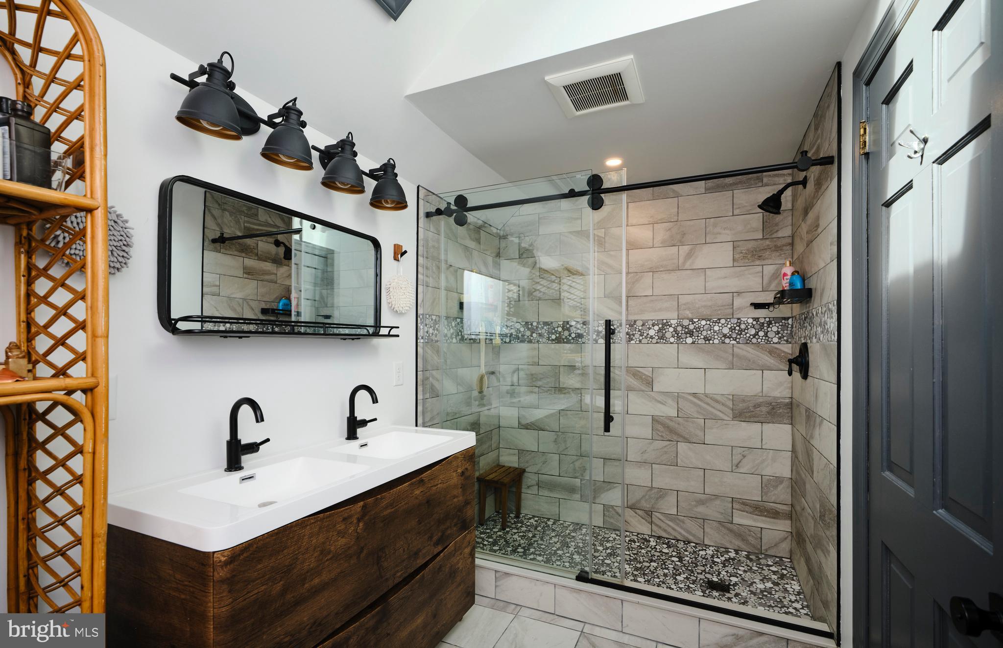 3795 Highway 212 Riegelsville, PA 18077 - Photo 30 of 51 Full Upstairs Bath