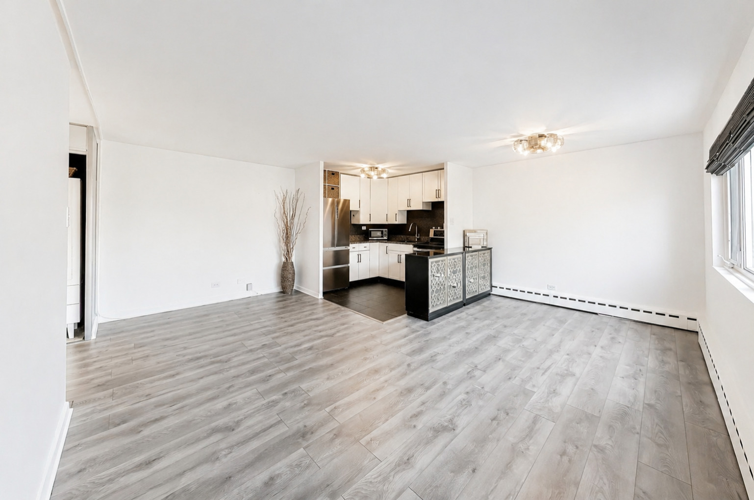 700 West Bittersweet Place, Unit 210 Chicago, IL 60613 - Photo 5 of 22 a view of empty room with wooden floor