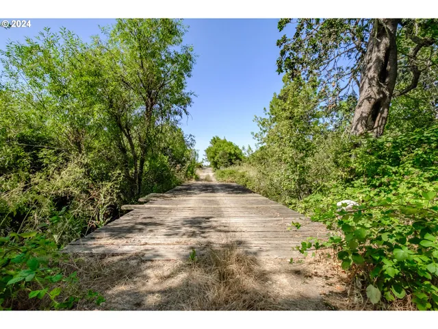 a picture of a tennis court