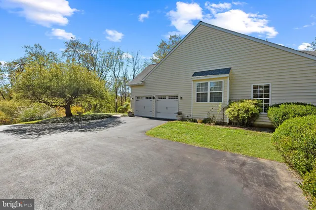 a view of a house with backyard and garden
