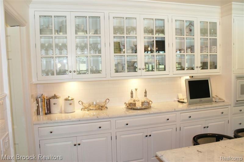 1565 North Cranbrook Road Bloomfield Hills, MI 48301 - Photo 5 of 14 Wall of Glass Cabinets