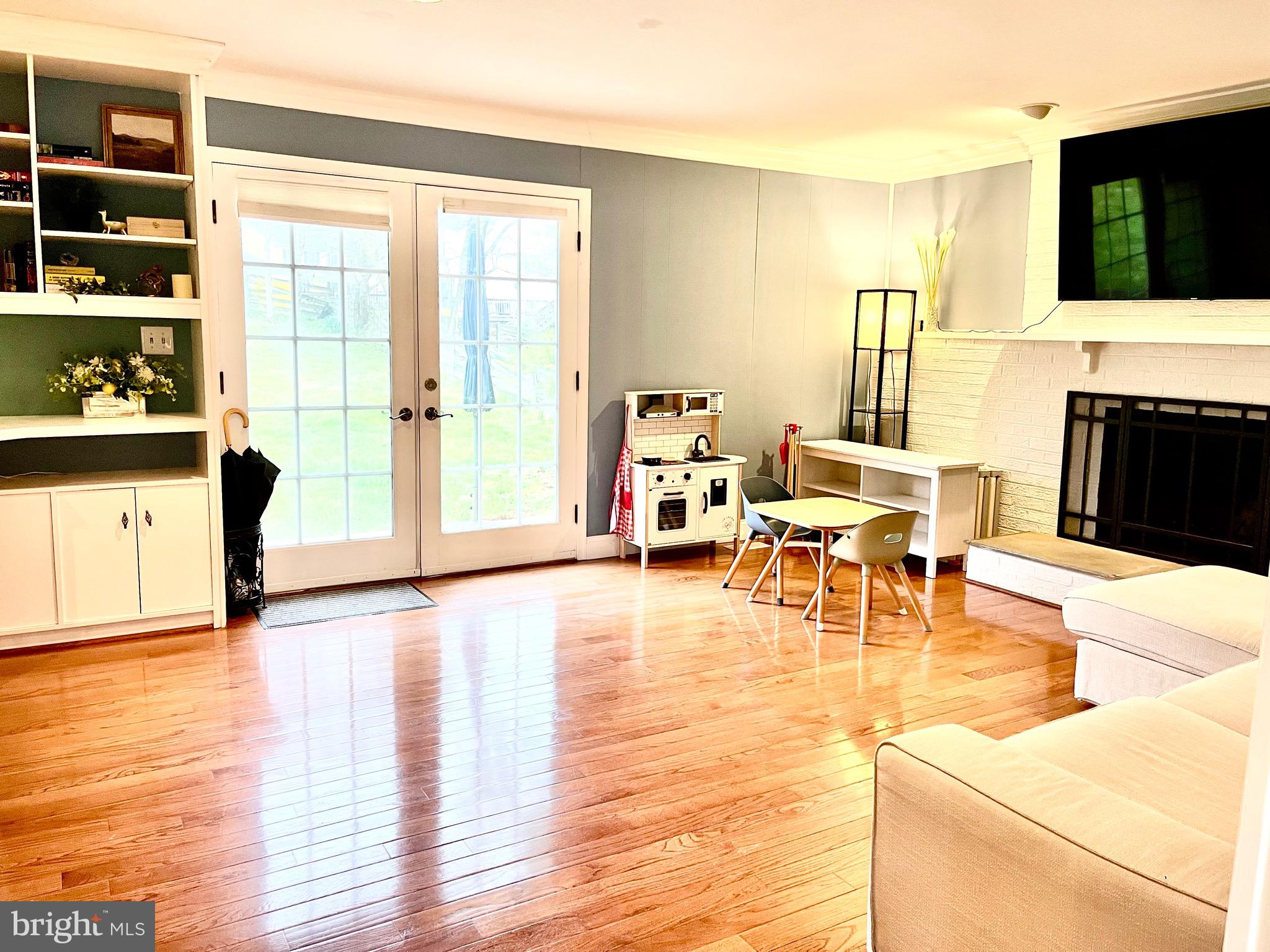 15516 Peach Leaf Lane North Potomac, MD 20878 - Photo 11 of 33 Family room
