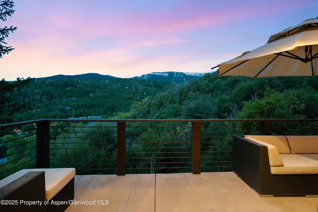 a view of a green field with sky view