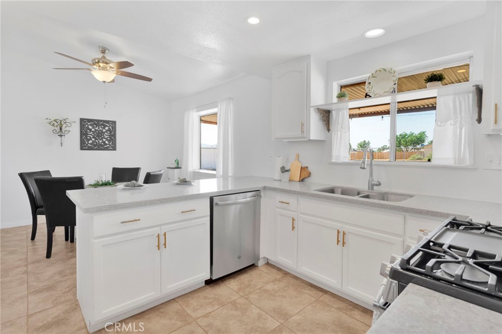 22672 El Centro Road Apple Valley, CA 92307 - Photo 6 of 42 kitchen
