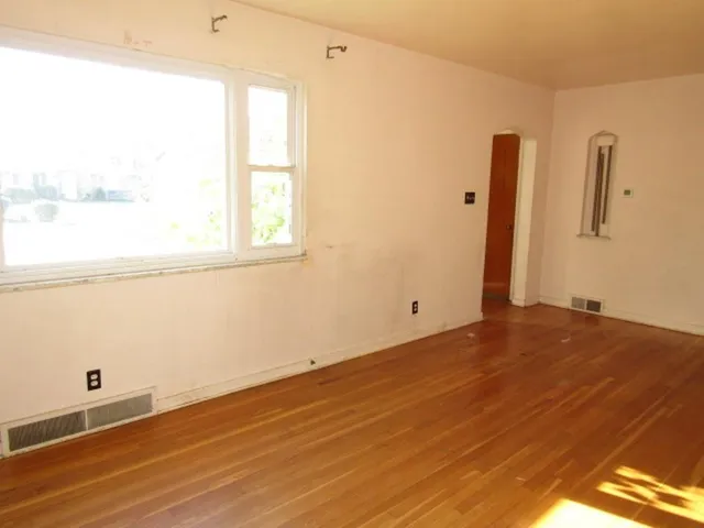 $114,900 | 328 Commonwealth Avenue, West Mifflin, PA 15122