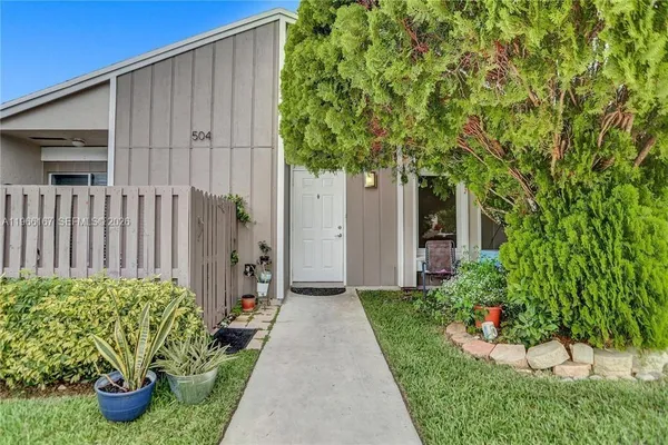 $3,000 | 504 Woodgate Circle, Unit C, Sunrise, FL 33326