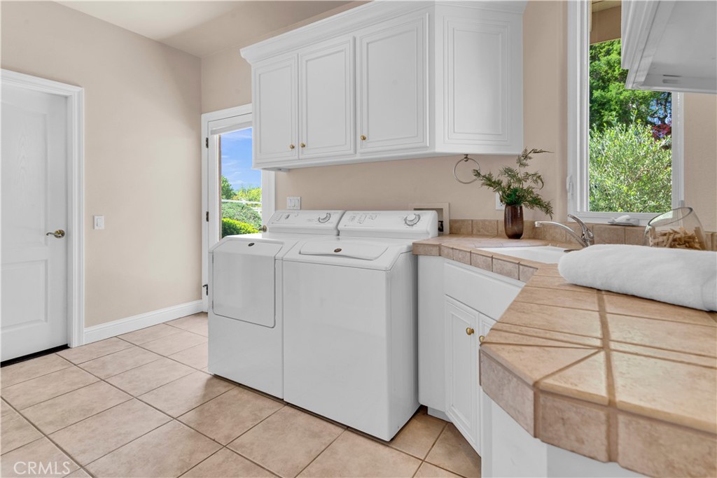 117 Frontier Way Templeton, CA 93465 - Photo 39 of 57 Laundry room