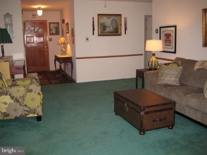 562 Lamplighter Road Horsham, PA 19044 - Photo 5 of 19 Living Room