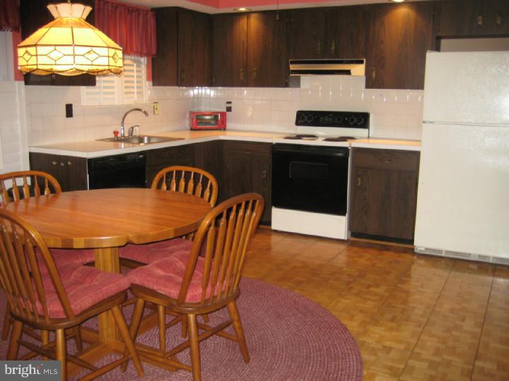 562 Lamplighter Road Horsham, PA 19044 - Photo 7 of 19 Kitchen