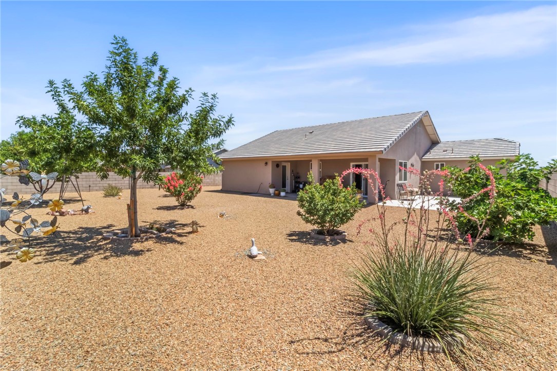 3897 Easy Street Kingman, AZ 86409 - Photo 34 of 53 a view of a house with a yard