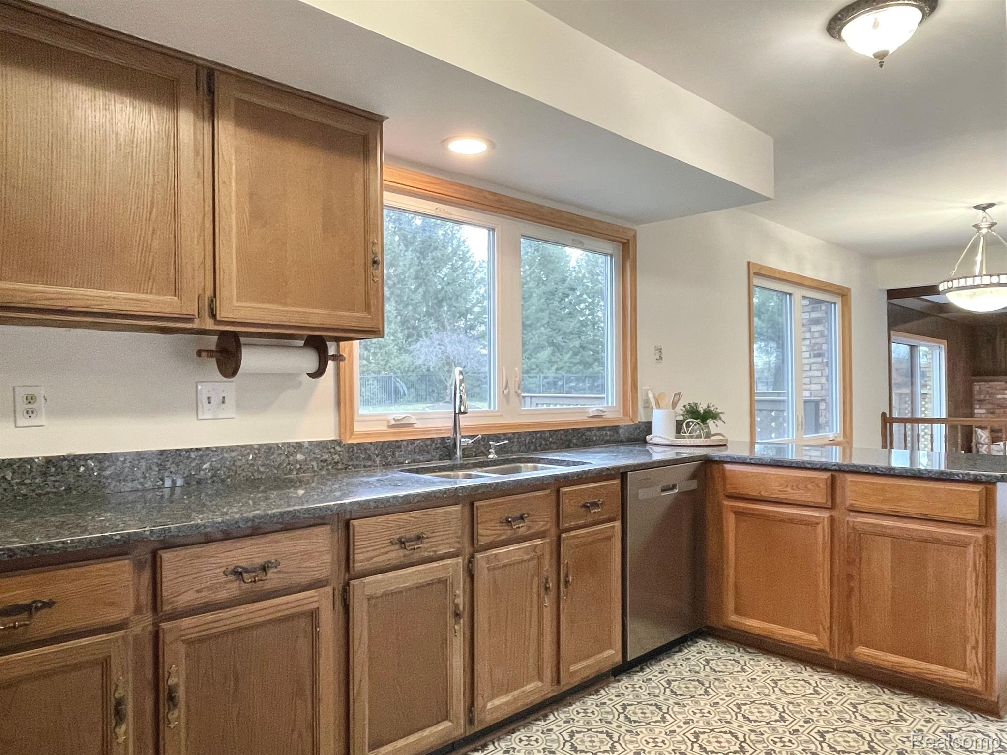 5009 Aintree Road Rochester, MI 48306 - Photo 11 of 41 Lots of counter & cabinet space