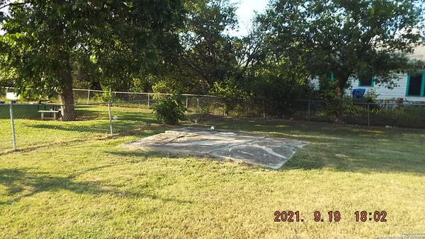 a view of a backyard