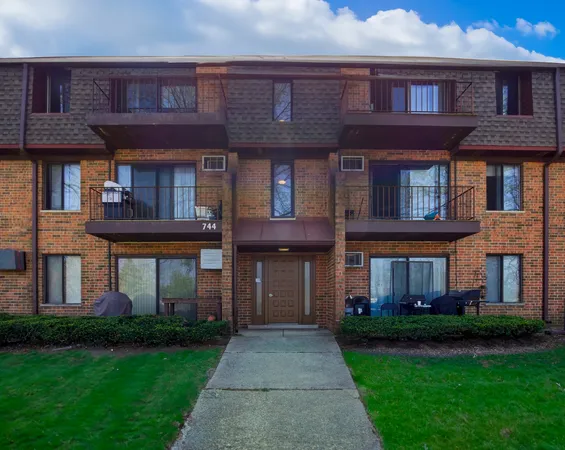 $1,800 | 744 Briar Hill Lane, Unit 5, Addison, IL 60101