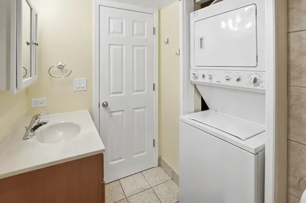 $1,800 | 744 Briar Hill Lane, Unit 5, Addison, IL 60101