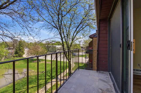 $1,800 | 744 Briar Hill Lane, Unit 5, Addison, IL 60101