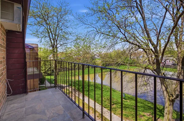 $1,800 | 744 Briar Hill Lane, Unit 5, Addison, IL 60101