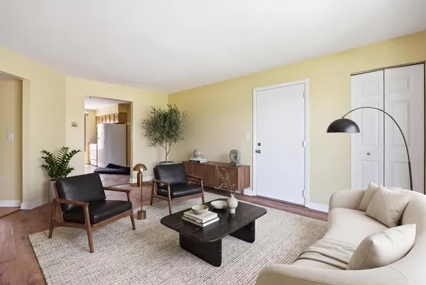 $1,800 | 744 Briar Hill Lane, Unit 5, Addison, IL 60101