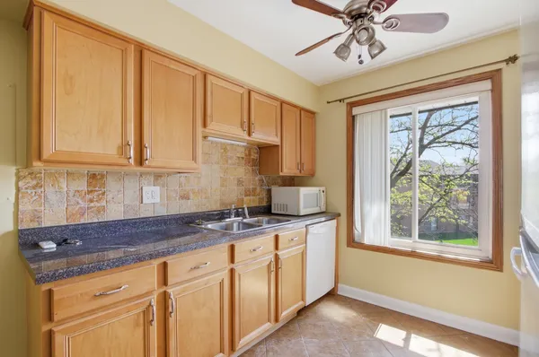 $1,800 | 744 Briar Hill Lane, Unit 5, Addison, IL 60101