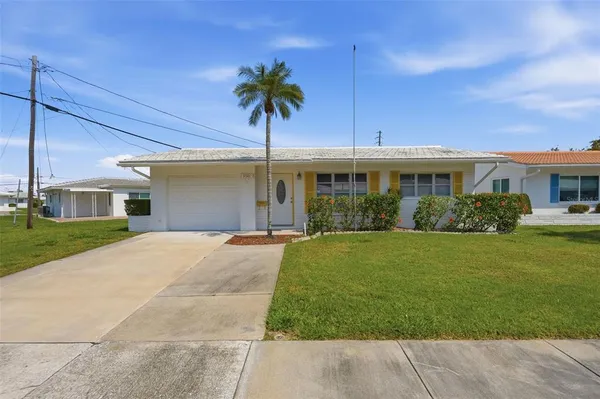a view of a house with a yard