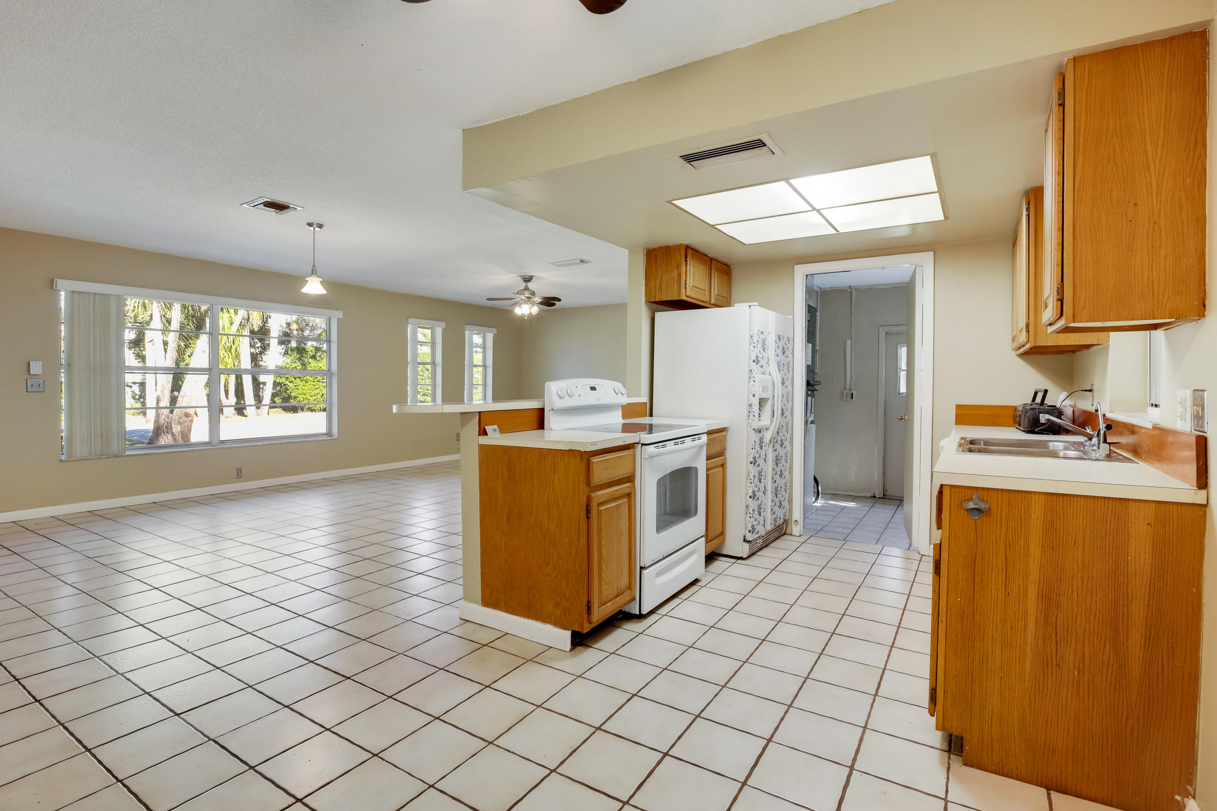5318 South 73rd Road Lake Worth, FL 33463 - Photo 11 of 57 5318 73rd Rd S (10)
