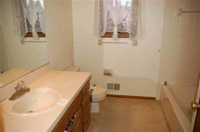 3159 Old Farm Road Flint, MI 48507 - Photo 9 of 11 20231312-8.JPG