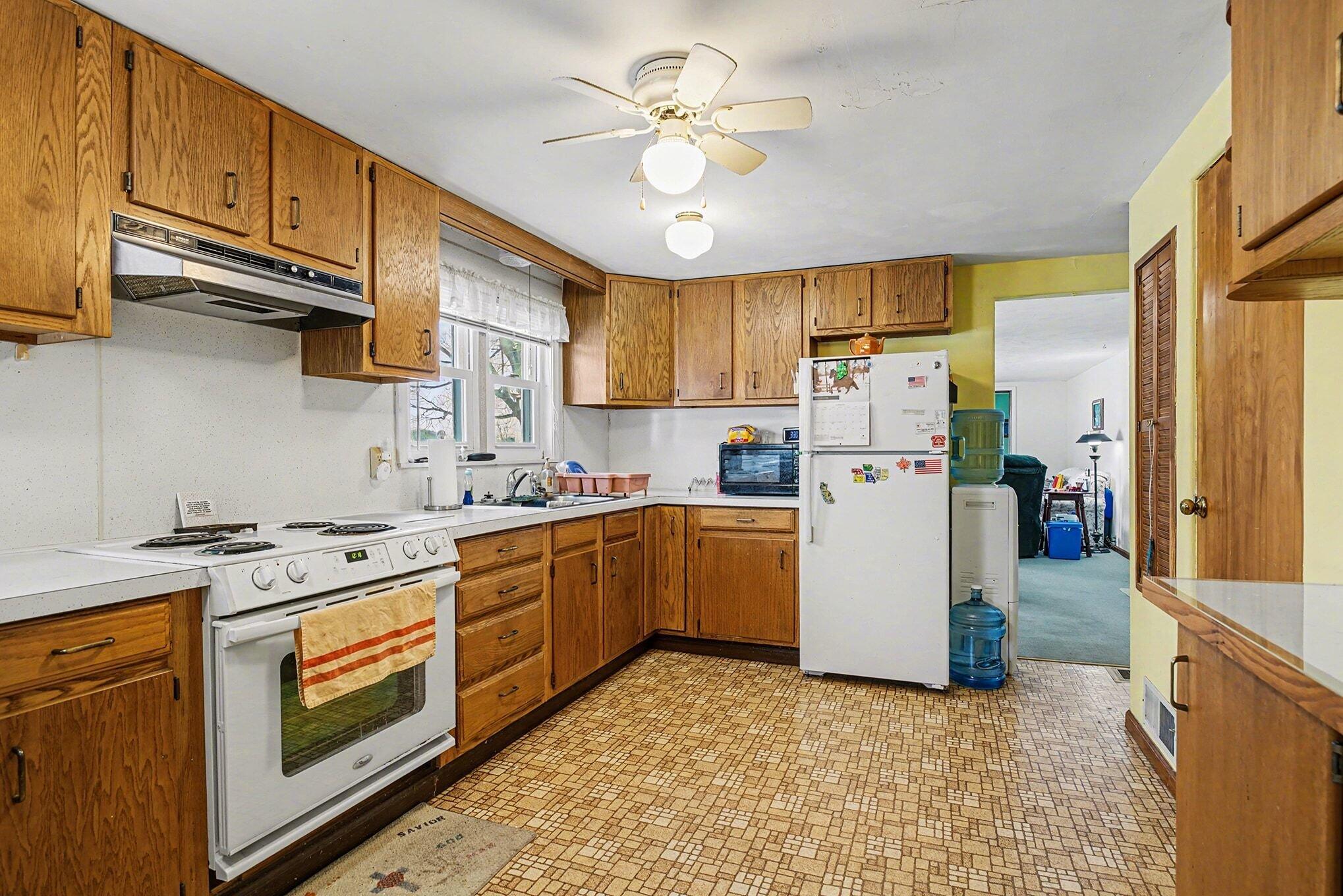 5494 Old Pipestone Road Eau Claire, MI 49111 - Photo 8 of 35 008_file_1864