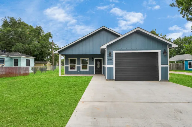 $260,000 | 1110 Thrift Street, El Campo, TX 77437