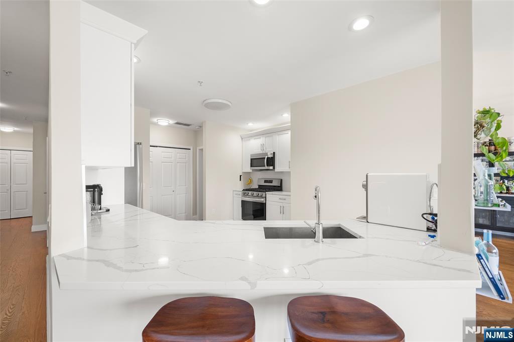 250 The Promenade Edgewater, NJ 07020 - Photo 8 of 22