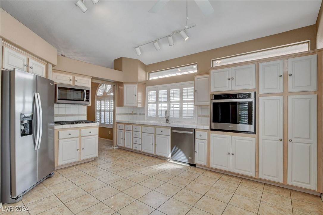 2134 Eaglepath Circle Henderson, NV 89074 - Photo 16 of 39 LARGE KITCHERN
NEW APPLIANCES