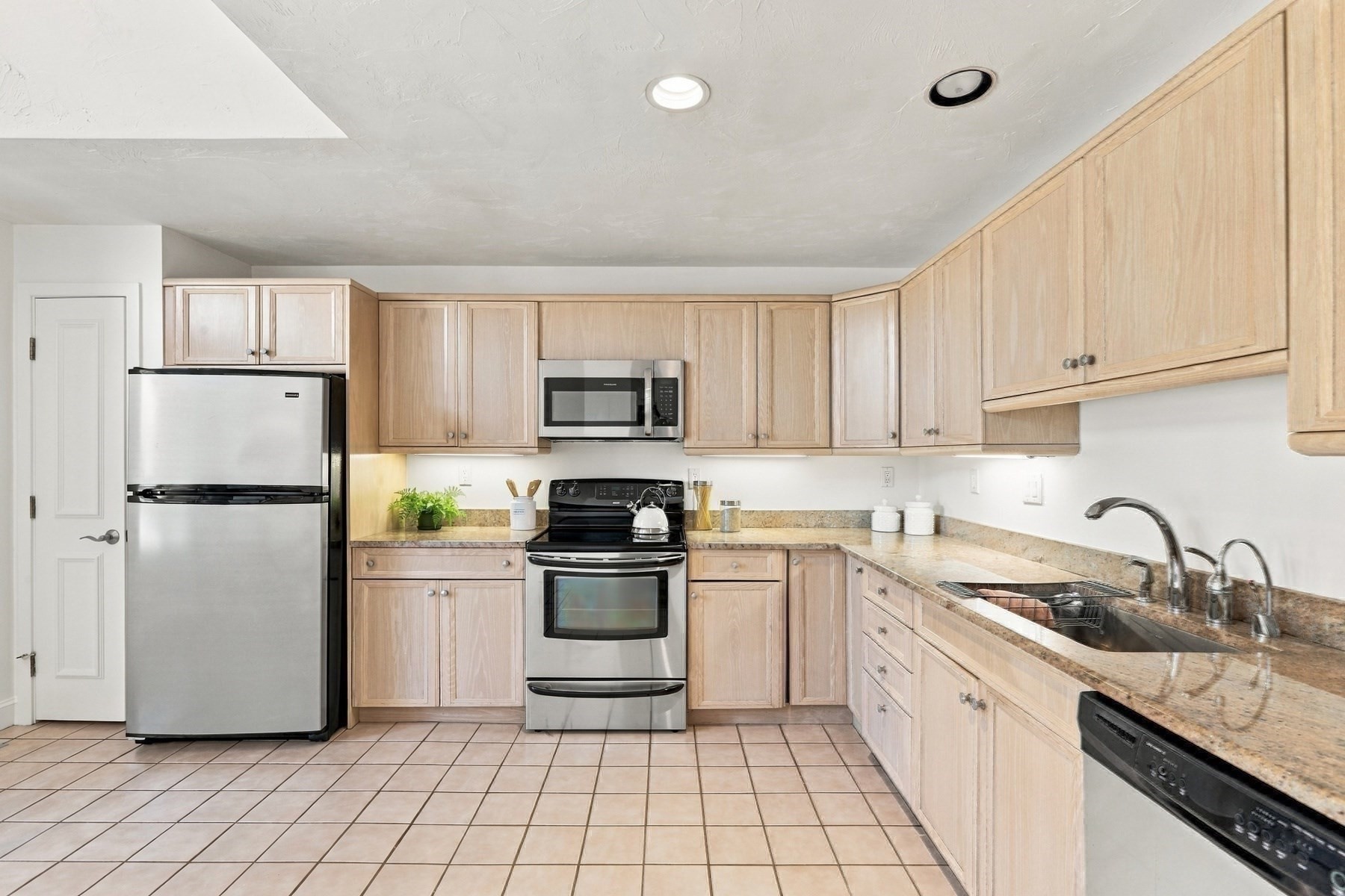 7 Wainwright Road, Unit 47 Winchester, MA 01890 - Photo 11 of 37 Gallery Image 11