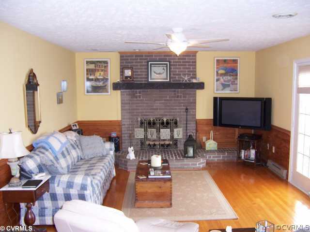 181 Pinetop Road Topping, VA 23169 - Photo 4 of 12 Den/Family/Great Room