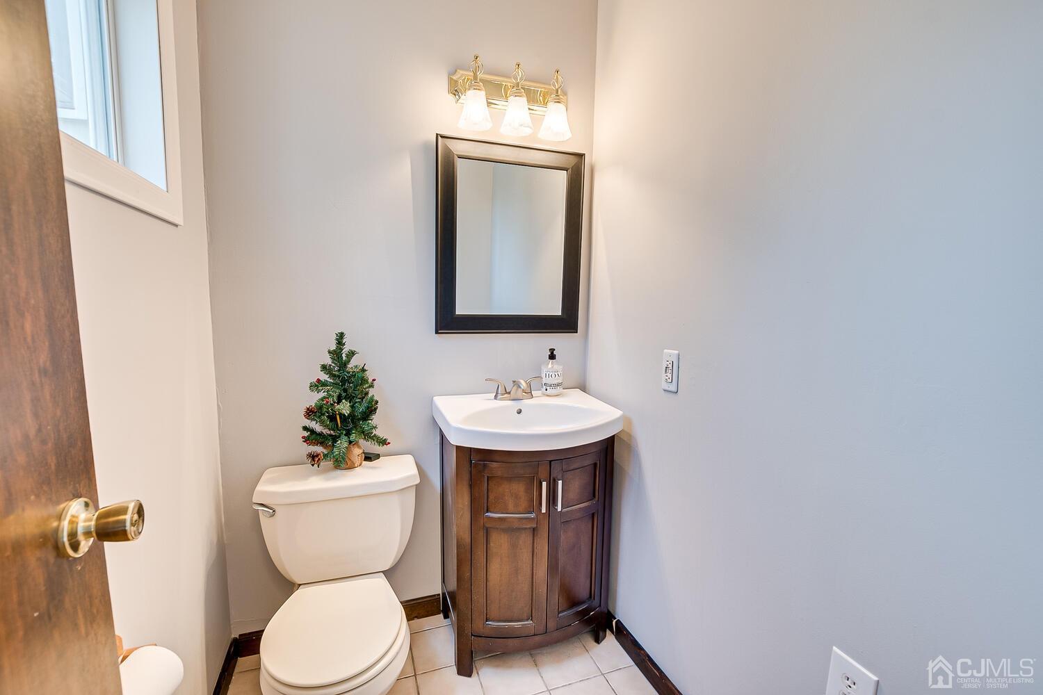 FIRST FLOOR POWDER ROOM