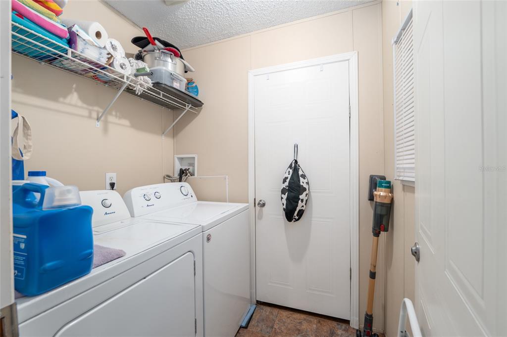 760 Southwest Barney Street High Springs, FL 32643 - Photo 20 of 57 a utility room with dryer and washer