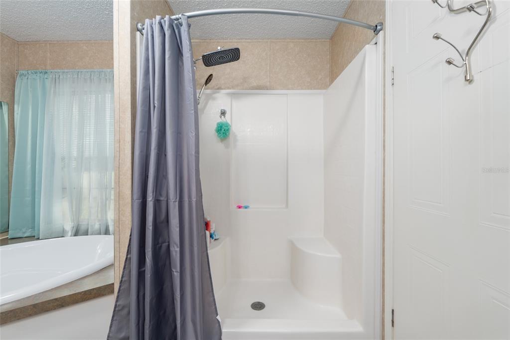 760 Southwest Barney Street High Springs, FL 32643 - Photo 25 of 57 a bathroom with a bathtub