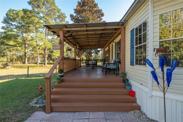 a view of entryway with a front door