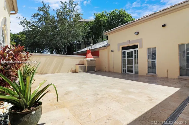 a view of a house with a backyard