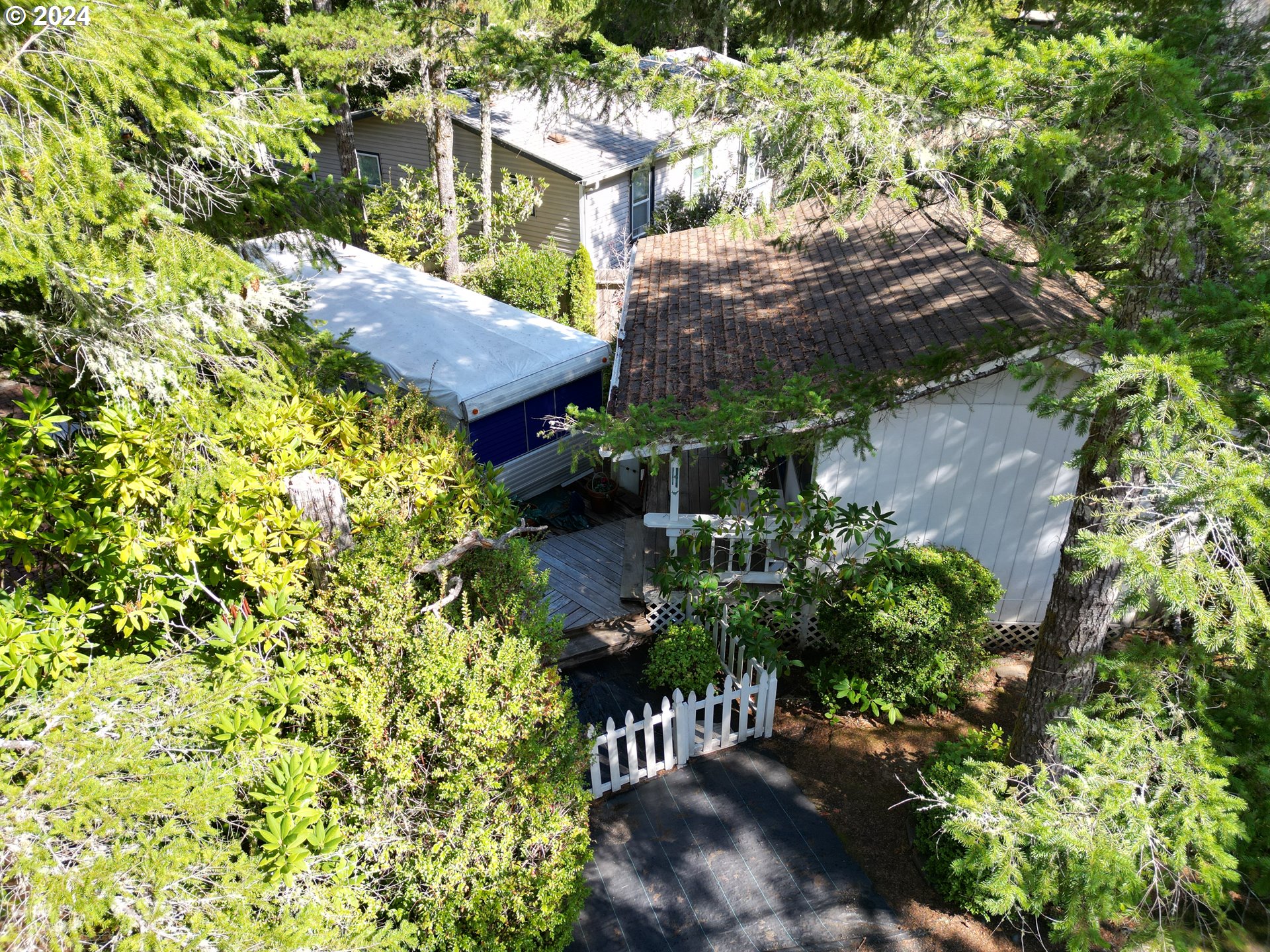 246 Horseshoe Bend Florence, OR 97439 - Photo 25 of 33 a view of a garden with plants