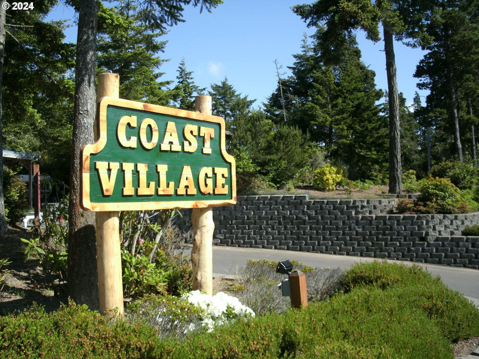 246 Horseshoe Bend Florence, OR 97439 - Photo 27 of 33 a sign that is on the side of the road