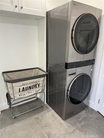 a view of entryway with washer and dryer
