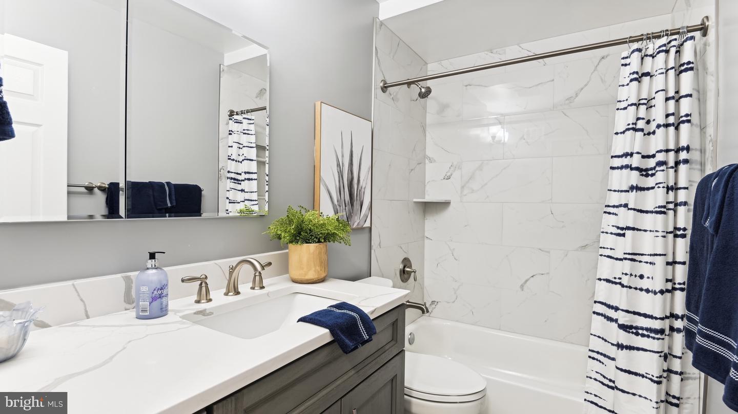 8352 Forrester Boulevard, Unit 456 Springfield, VA 22152 - Photo 10 of 18 a living room with furniture and a potted plant
