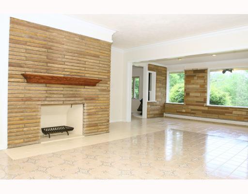 535 Sangree Road Pittsburgh, PA 15237 - Photo 2 of 12 Living Room.