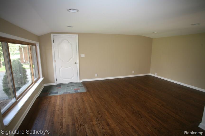 2550 Middlebelt Road West Bloomfield, MI 48324 - Photo 5 of 31 Family Room