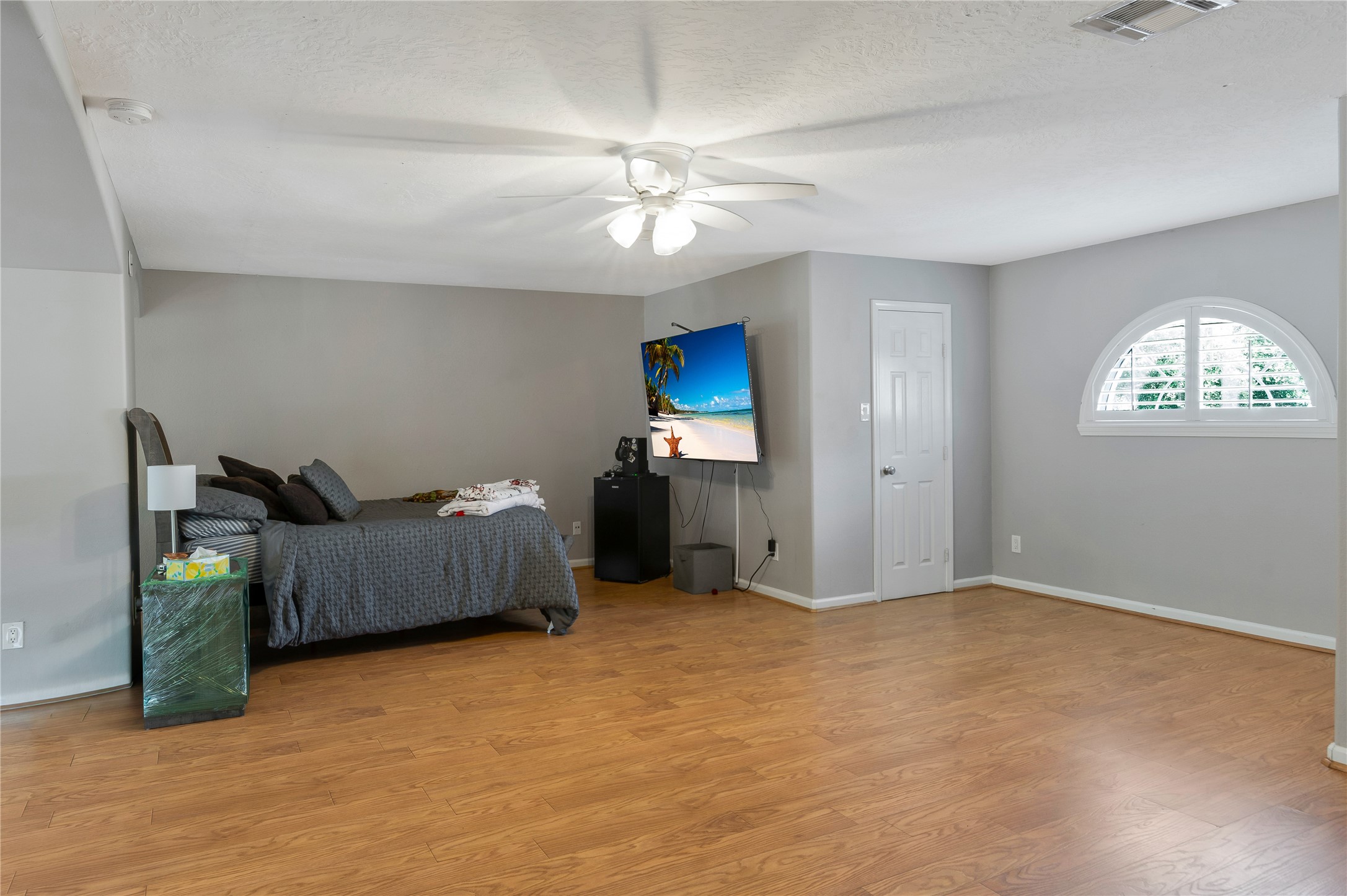 13914 Skinner Road Cypress, TX 77429 - Photo 32 of 50 Mother In Law Suite: Spacious flex room with hardwood floors, recessed lighting, a ceiling fan, and plenty of room for a second living area or game room.